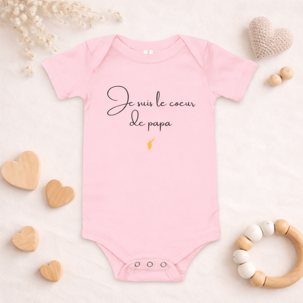 Body bébé « Je suis le cœur de papa » présenté comme un cadeau
