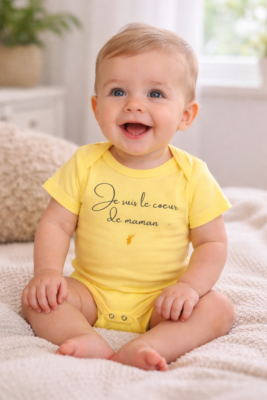 Bébé portant le body "Je suis le cœur de maman" en jaune