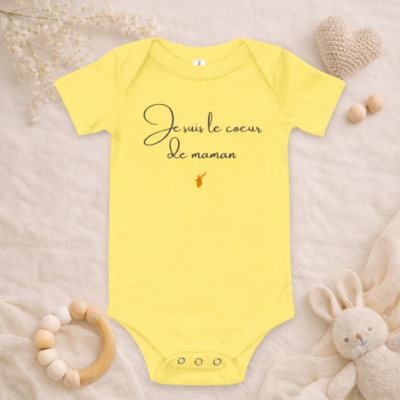 Body bébé jaune "Je suis le cœur de maman" en mise en scène