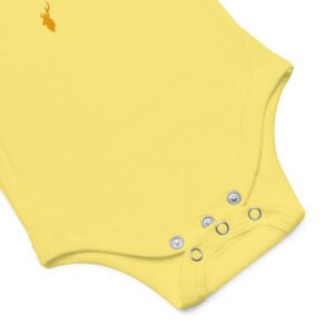 Détail des boutons-pression du cache-couche bébé en coton Airlume™ jaune