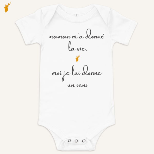 Body bébé blanc avec le message « maman m’a donné la vie, moi je lui donne un sens »