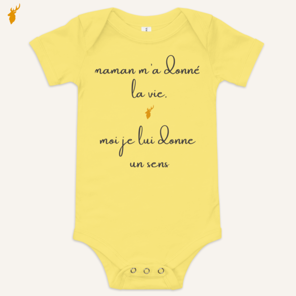 Body bébé jaune avec le message « maman m’a donné la vie, moi je lui donne un sens »