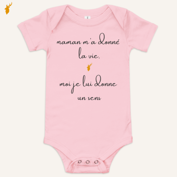 Body bébé rose avec le message « maman m’a donné la vie, moi je lui donne un sens »
