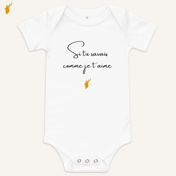 Body bébé rose en coton Airlume™ avec le message « Si tu savais comme je t’aime ». Un cadeau émotionnel pensé pour faire plaisir à une maman, sans occasion particulière.