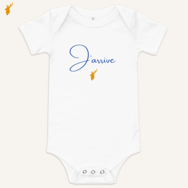 Body bébé blanc “J’arrive” bleu pour annonce de grossesse et gender reveal garçon