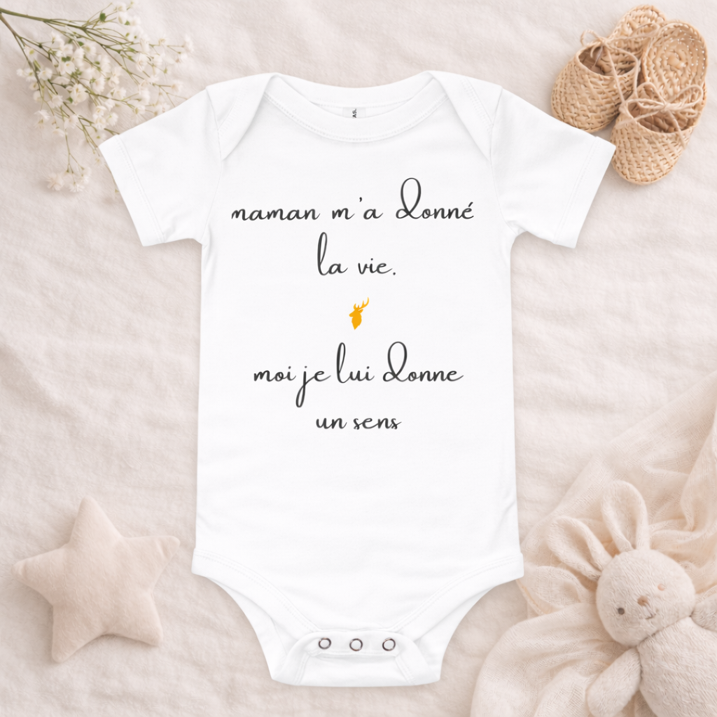 Body bébé blanc avec le message « maman m’a donné la vie, moi je lui donne un sens », présenté comme idée cadeau symbolique pour une maman