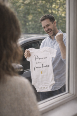 Annonce de grossesse originale avec un body bébé sur le volant de la voiture