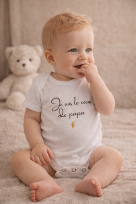 Bébé de 12 mois portant un body « Je suis le cœur de papa », cadeau de naissance émotionnel