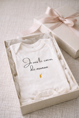 Body Bébé Panache blanc soigneusement préparé dans une boîte cadeau, prêt à être offert avec intention
